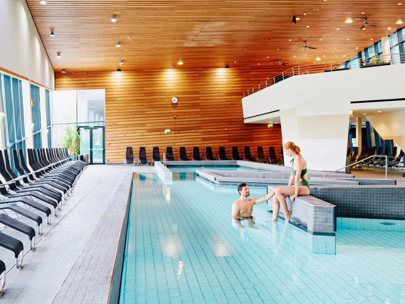 Bara 700 meter från slottet ligger AQUALUX Therme Fohnsdorf, som erbjuder SPA med pooler