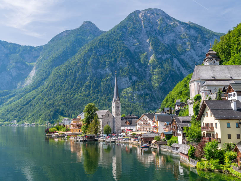 Eller besök Hallstatt, som med sitt pittoreska läge vid sjön har blivit ett populärt fotomotiv