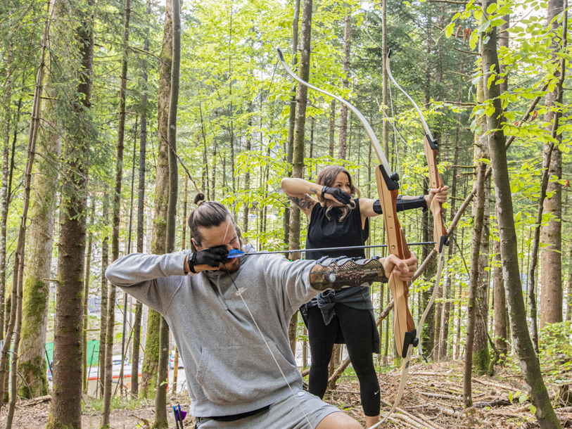 Prova på 3D-bågskytte i semesteranläggningens egen skog