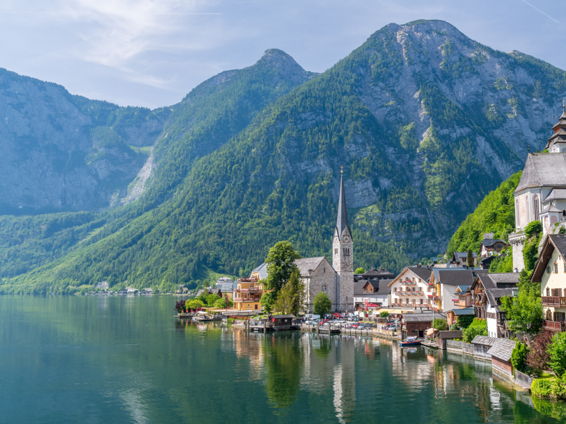 ...eller den världsarvslistade staden Hallstatt på andra sidan Obertraun, på andra sidan sjön