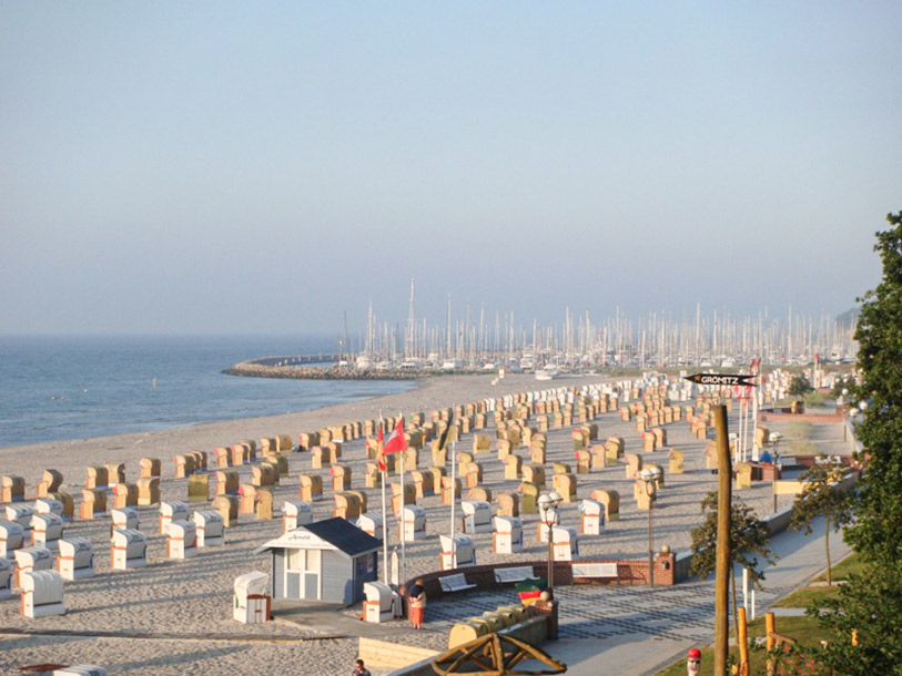 I bor nemlig centralt ved stranden, hvor kun den 3,8 km lange strandpromenade adskiller hotellet fra havet