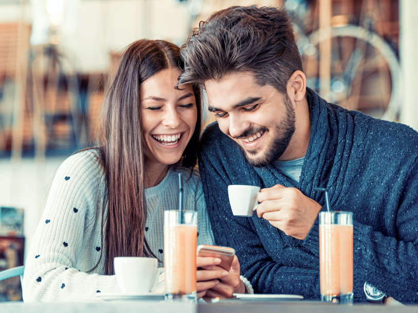 Nyd en hyggelige stund ved en af byens caféer og restauranter
