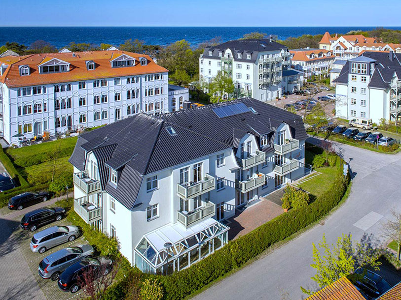 Jeres hotel består af disse tre bygninger med sort tag - bagerst ud mod havet finder I bl.a. morgenmadsrestaurant