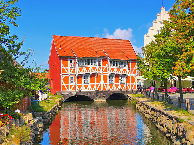 Den charmerende portbygning, der er bygget hen kanalen, som siden 1200-tallet har forsørget Wismar med vand