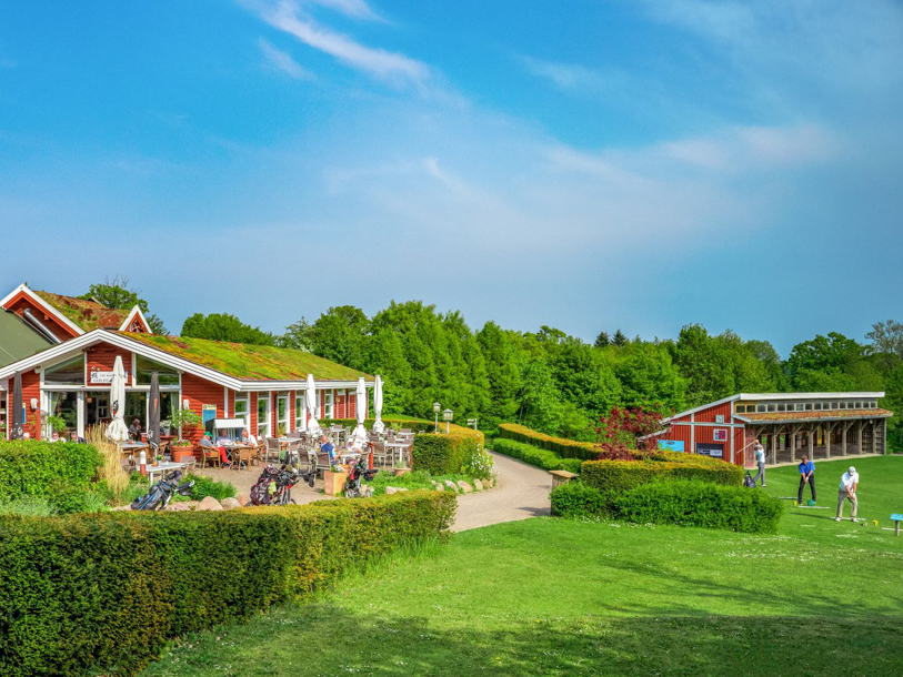 Her samles golfspillere før og efter runden - med hyggelig stemning og udsigt til banen