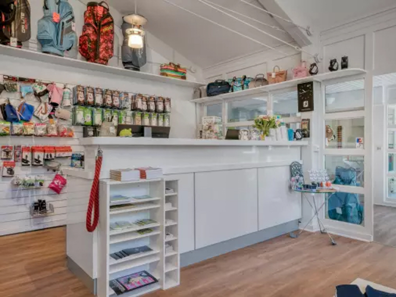 Klubhuset rummer en lille proshop med udstyr og accessories