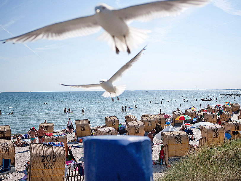 Den lange strandpromenade er fyldt med de særlige tyske strandstole i sommerferien