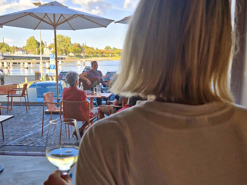 Hotellets hyggelige terrasse med udsigt over vandet kan blive base for mange hyggelige stunder i Kappeln