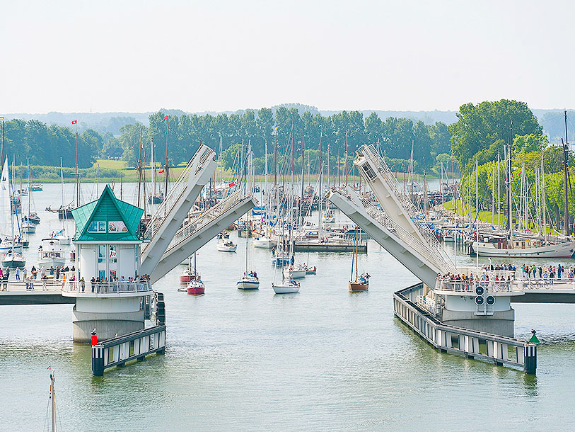 Den ikoniske klapbro fra 2002, der forbinder Kappeln og Kopperby ©Ostseefjord Schlei/Matzen
