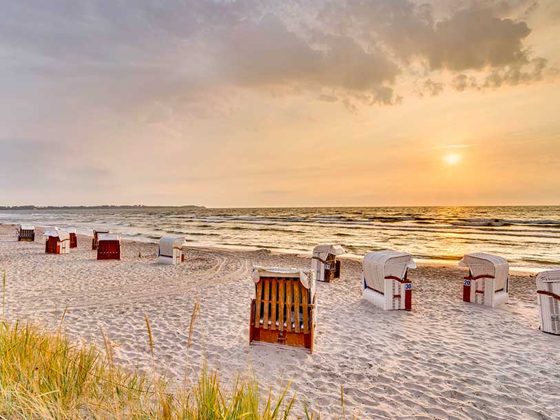 På Rügens strande stiller man de typiske tyske strandstole frem under sommeren