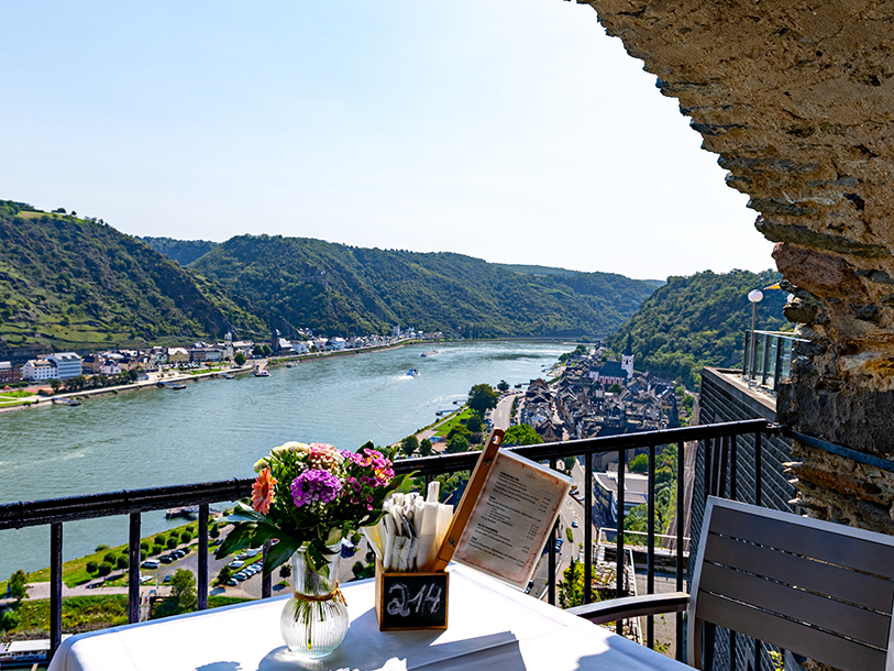Hotel Schloss Rheinfels har en pragtfuld udsigt over floden Rhins glitrende vand