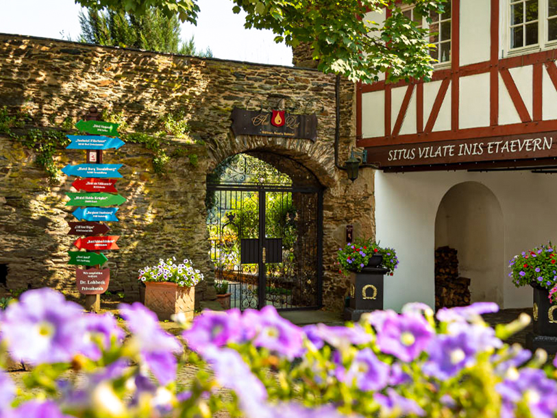 Den romantiske indgang gennem smedejernsporten til Hotel Schloss Rheinfels