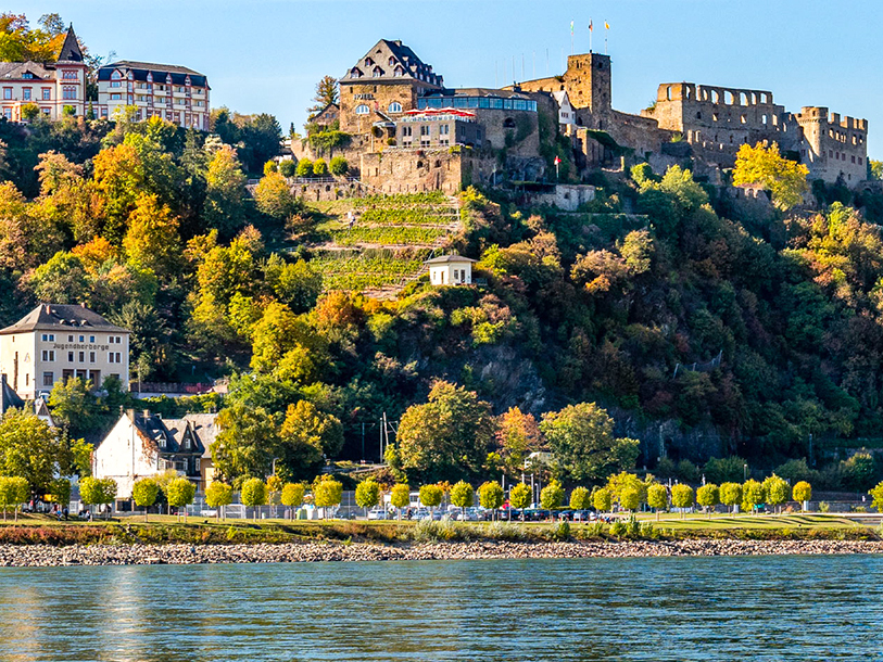 Smuk udsigt fra floden over Schloss Rheinfels: borgruinen til højre, slotshotellet i midten, og "Villaen" til venstre