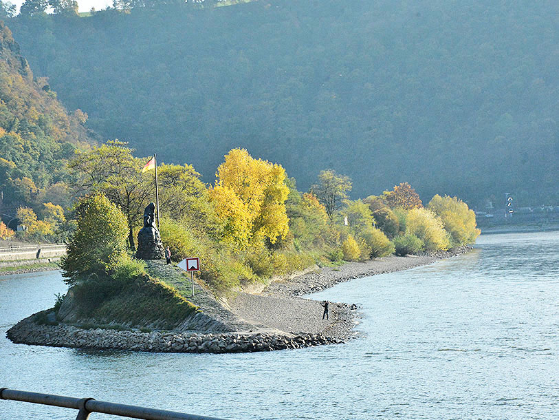 Her finder man også statuen af den yndige Loreley, som er opkaldt efter den sagnomspundne klippe