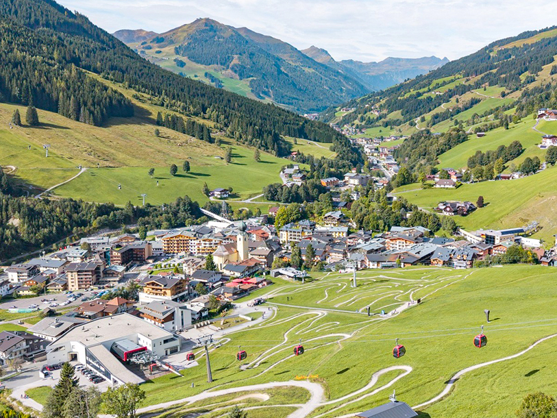 I bor i kort afstand fra alpebyen Saalbach, som har flere butikker, caféer og restauranter