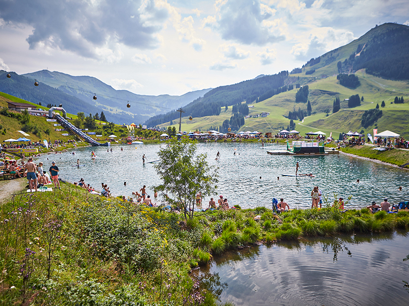 På varme sommerdage er Lake of Charity-søen i Saalbach en magnet for alle, der ønsker at bade