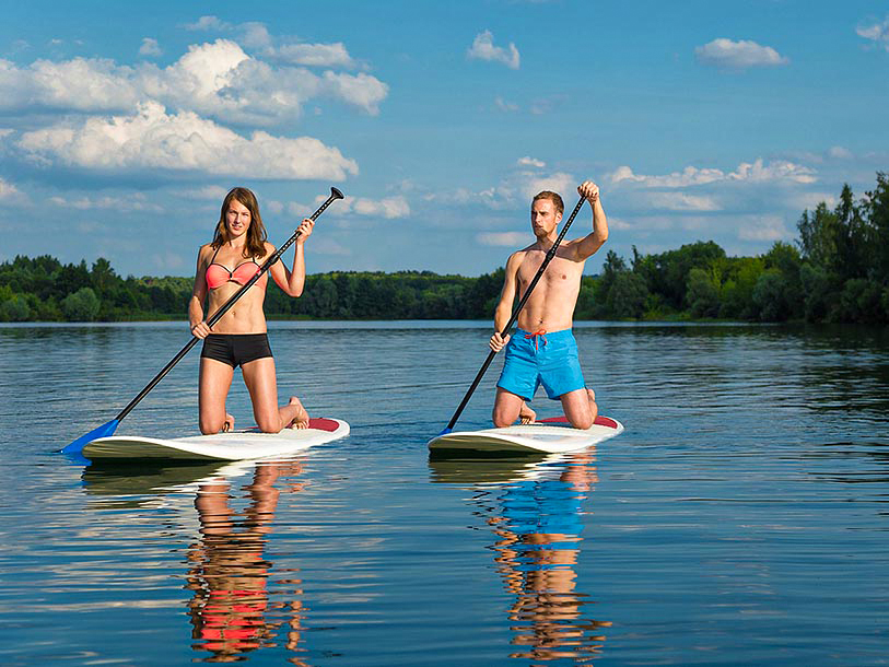 På Zeller See kan I prøve alle mulige former for vandsport! Her SUP, som kræver en del balance