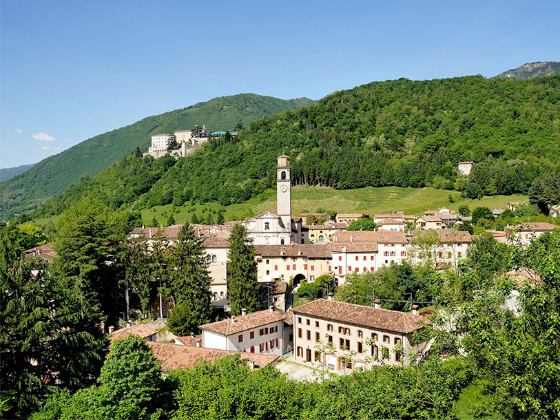 Landbyidyllen Cison di Valmarino med slottet Castel Brando i baggrunden