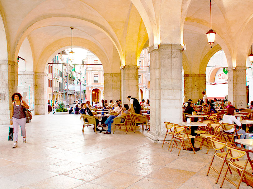 Treviso er en dejlig middelalderby med masser af stemning og cafeliv inden for de gamle bymure
