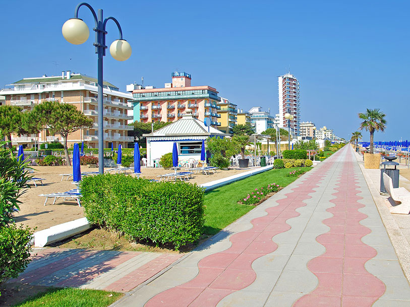 Eller tag turen til Adriaterhavet, hvor Lido di Jesolo er den populære strandpromenade, alle kender