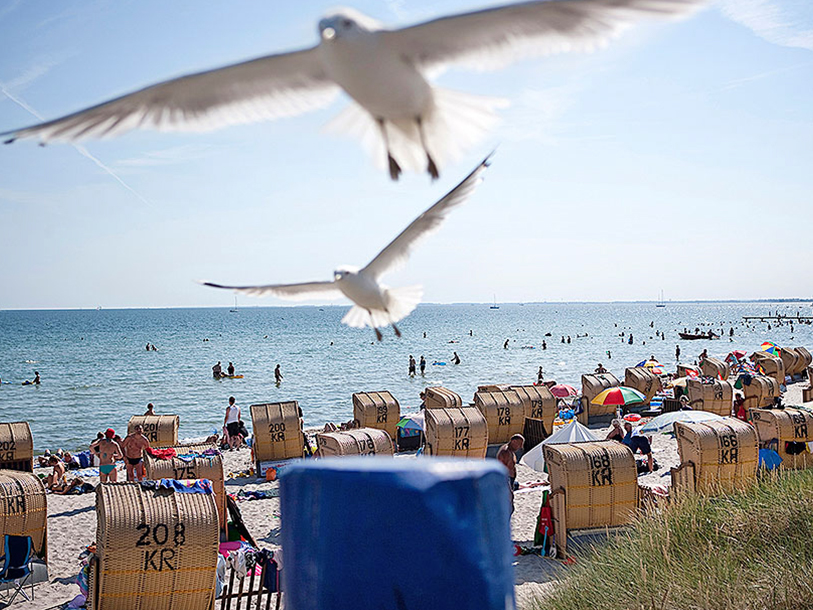 I sommersæsonen sættes de typiske strandkurvestole op på stranden