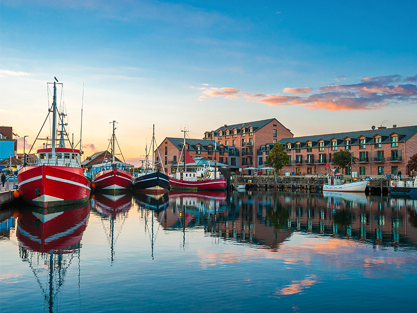 Heiligenhafen har en levende fiskerihavn, hvor I kan opleve bådene komme ind med dagens fangst