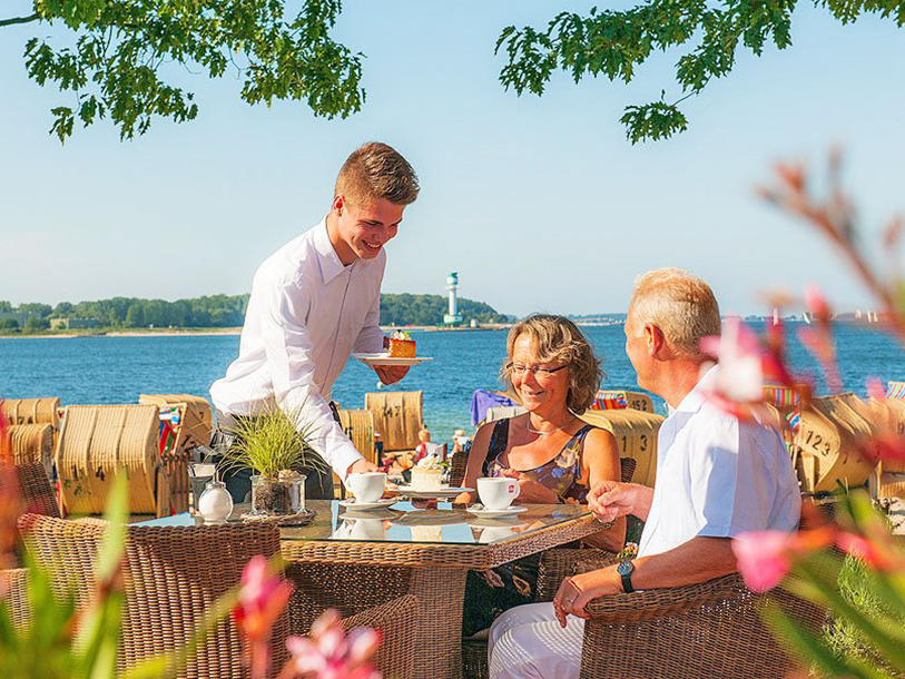 Der findes masser af restauranter langs kysten, hvor I kan stoppe og få et måltid