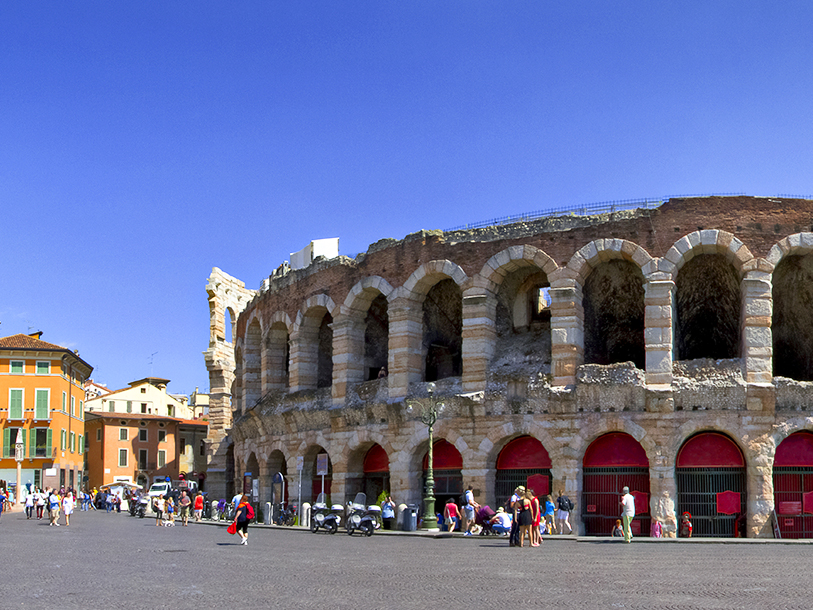 Benyt også lejligheden til at slå et smut forbi Arena di Verona, som er operaelskernes mekka