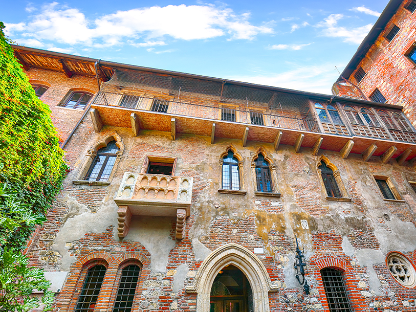 En anden ikonisk seværdighed i Verona er Julies berømte balkon - gjort udødelig af Shakespeare