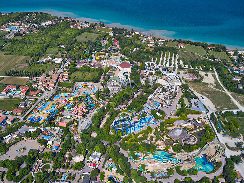Det kan for eksempel være sjovt at besøge forlystelsesparken Gardaland - for både voksne og børn