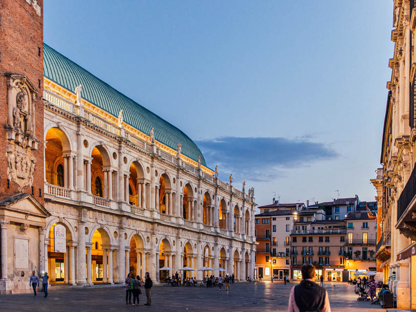 Og når I når verdensarven i Vicenza, er Basilica Palladiana et pragteksempel på Palladios renæssancearkitektur
