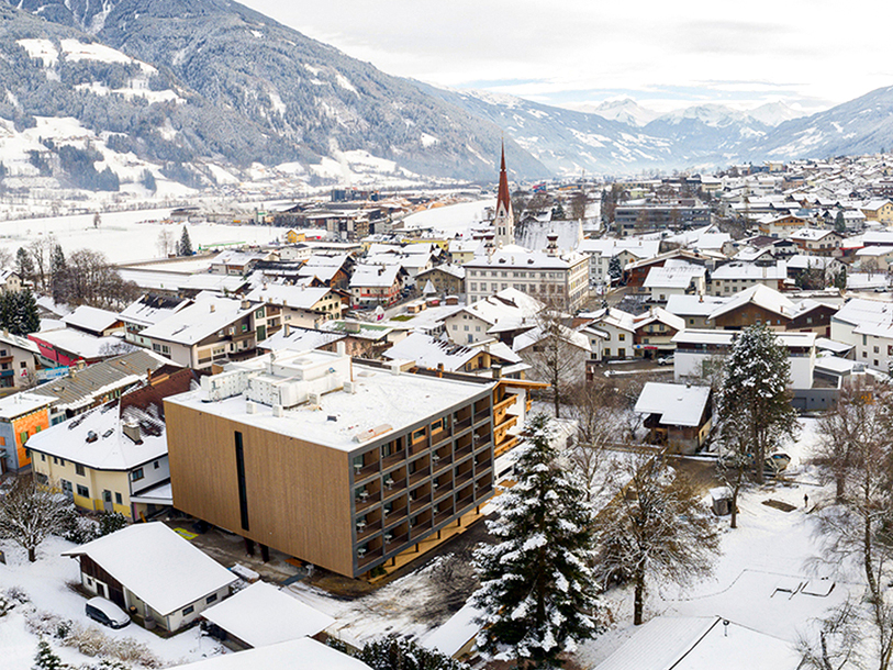Hotellet ligger helt centralt i den lille landsby Fügen - fredeligt, hyggeligt og tæt på alt det, vinteren i Zillertal byder på