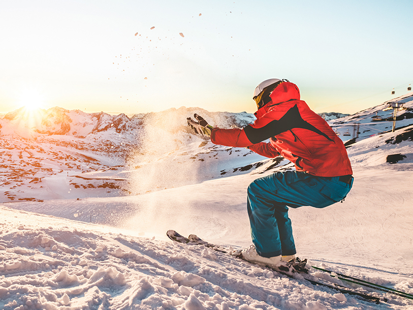 Uanset om I er til ski eller snowboard, kan I hoppe på den gratis skibus fra hotellet til pisterne