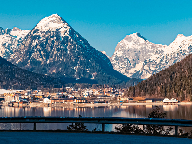 Oplev også den azurblå gletsjersø Achensee, der ligger omgivet af Tyrols alper