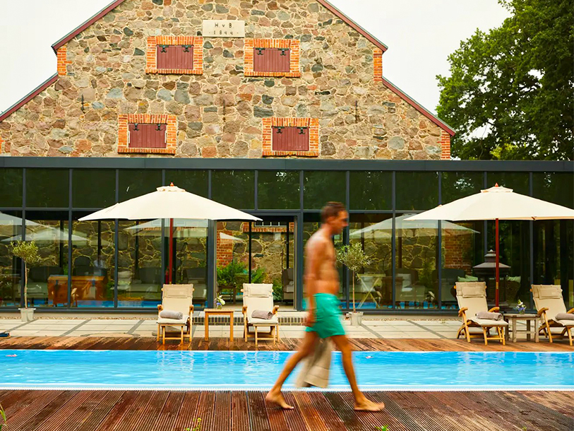 Herregården har desuden en elegant wellnessafdeling med udendørs, opvarmet swimmingpool