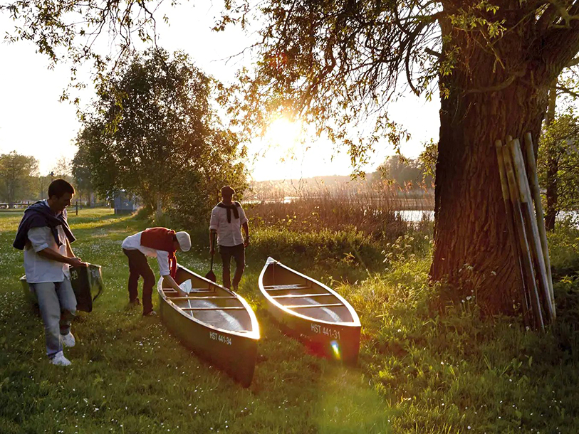 I kan også selv leje en kano i landsbyen og tage en sejltur på Peene