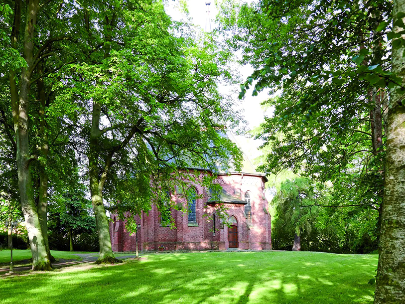 I kan også besøge den lille landsbys historiske kirke Wartislaw-Gedächtniskirche (350 m)