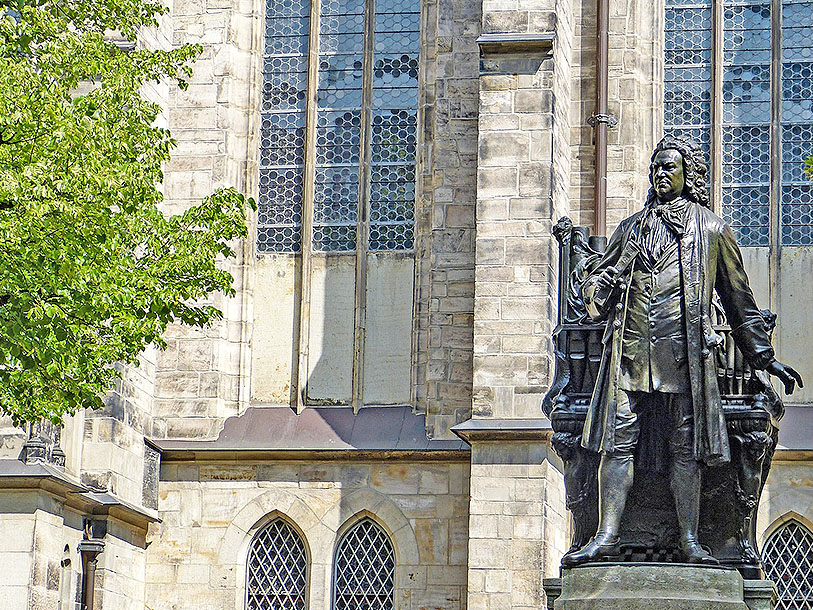 Se monumentet for Johann Sebastian Bach foran Thomaskirken