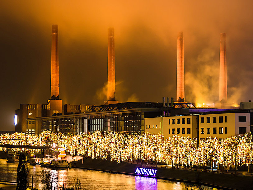 De gamle fabrikker er stadig hjertet i Autostadt Wolfsburg - her i sin juleudsmykning