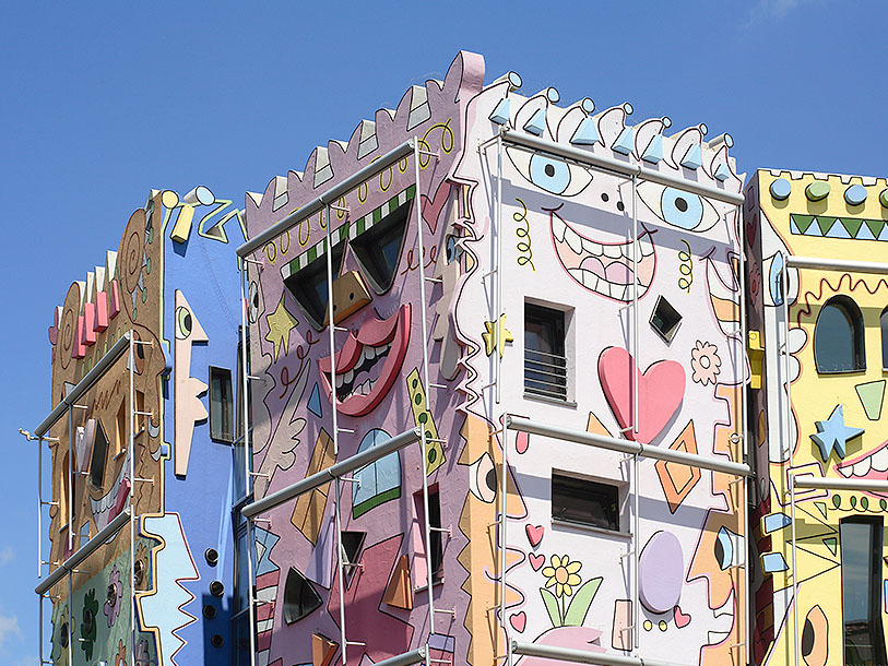 I Braunschweig kan man bl.a. blive i godt humør af at gå forbi Happy Rizzi House - unik popart-arkitektur midt i Altstadt