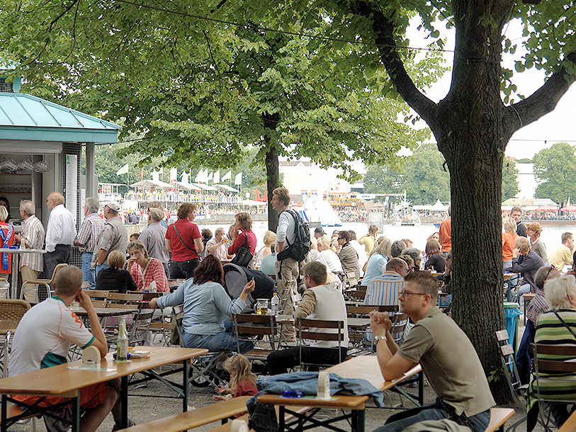 Hvad har Hannover at byde på ud over messer? Masser! Bl.a. et væld af madsteder og ølstuer ved Markthalle, Hannovers mave