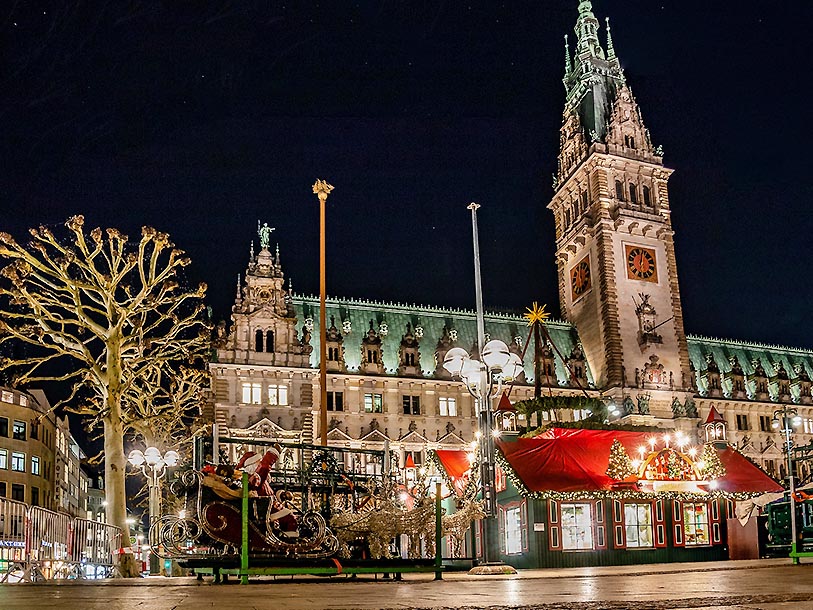Der er stadig julelys på Hamburgs berømte rådhus omkring nytår