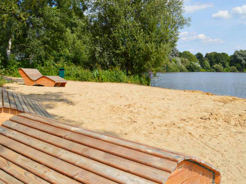 Der er også anlagt en hyggelig sandstrand ved søen, som mange bruger til en badetur om sommeren