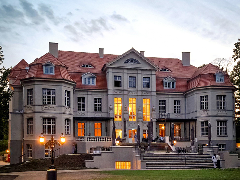 Schlosshotel Neustrelitz er indrettet i et palæ, der blev opført i begyndelsen af 1900-tallet
