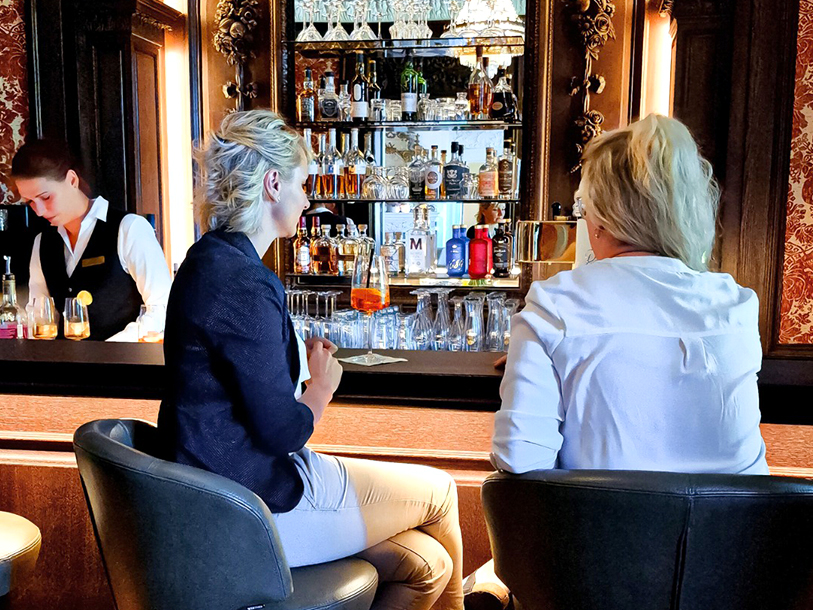 Schlosshotel Neustrelitz fremstår helt nyrenoveret og har blandt andet en flot bar, hvor I kan nyde en drink