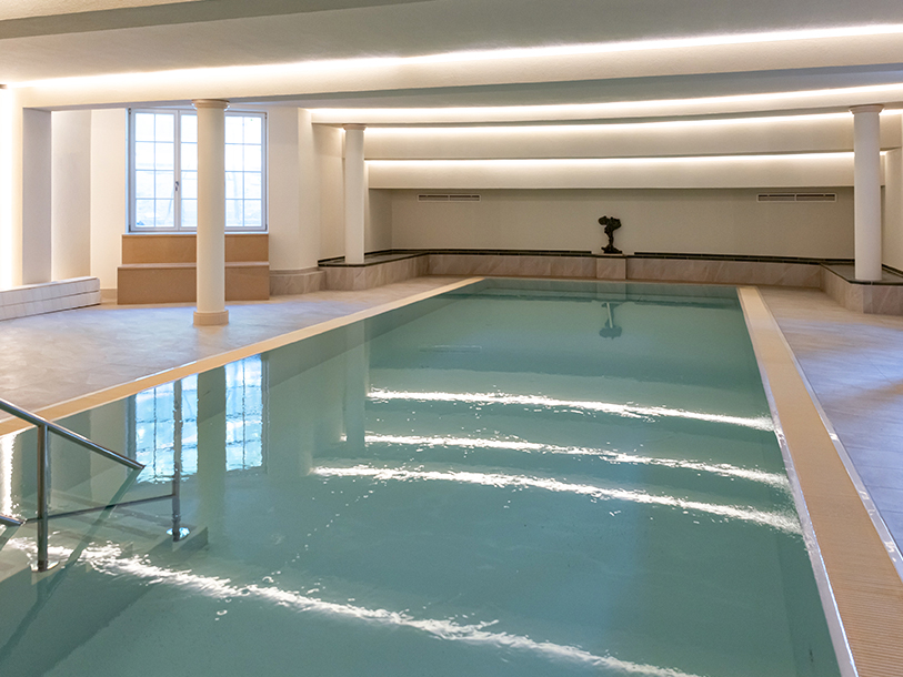 I har desuden fri adgang til denne skønne, indendørs ferksvandspool