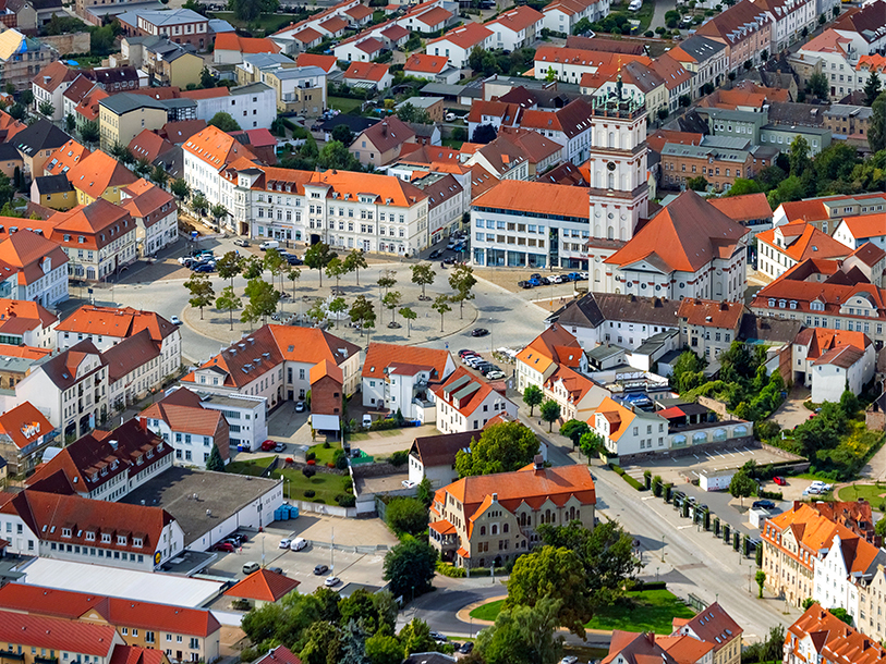Neustrelitz blev anlagt i 1733 som en barokby med en markedsplads, hvor otte gader udgår i en stjerneform