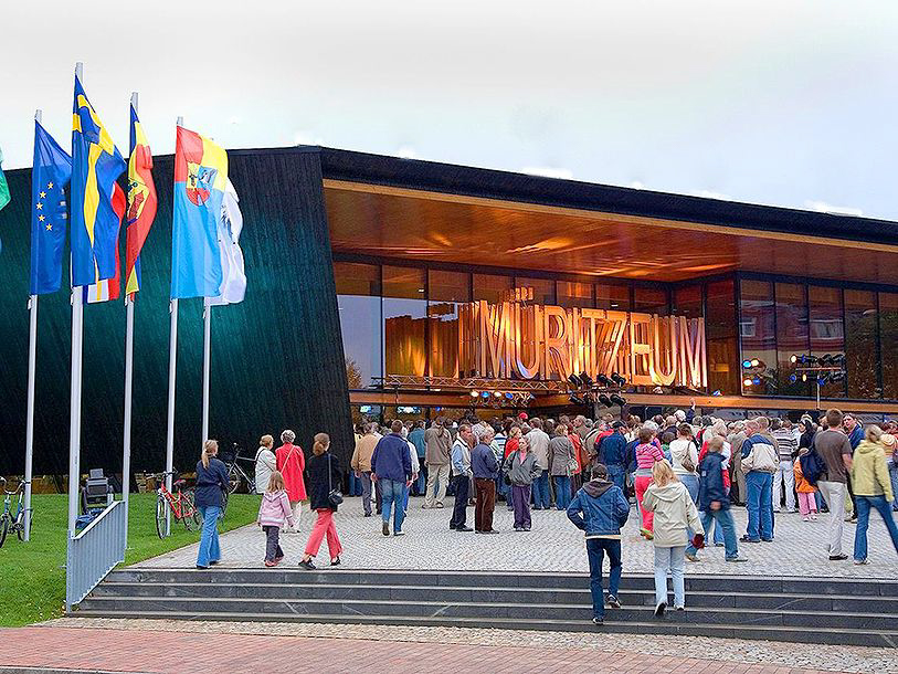 Müritzeum i Waren kaldes også "De 1000 søers hus" og ligger ved indgangen til nationalpark Müritz