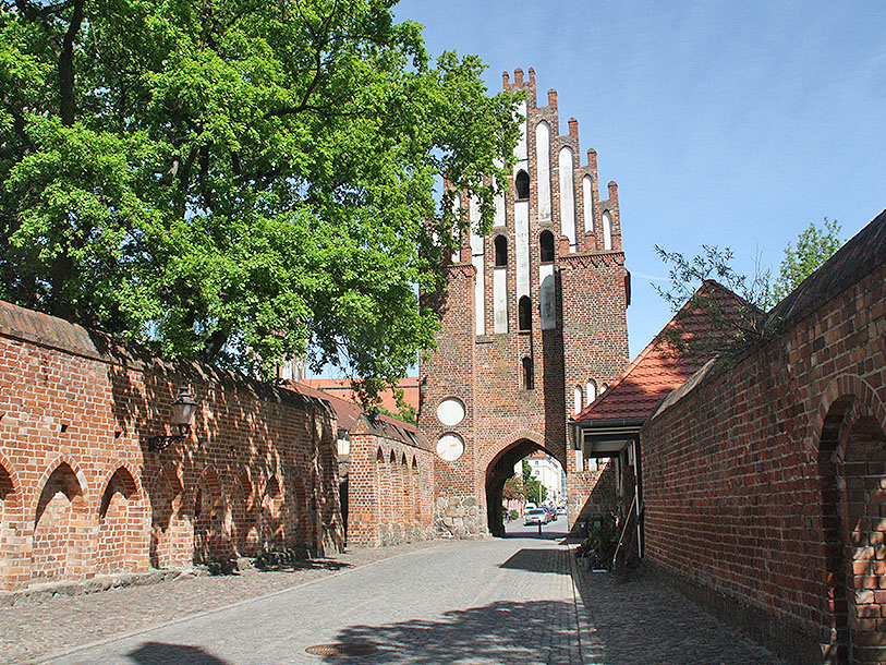 Den oprindelige bymur omkranser stadig byen - her ses byporten Treptower Tor