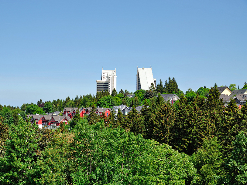 Oberhof (12 km) er regionens populære ferieby, der tiltrækker aktive turister